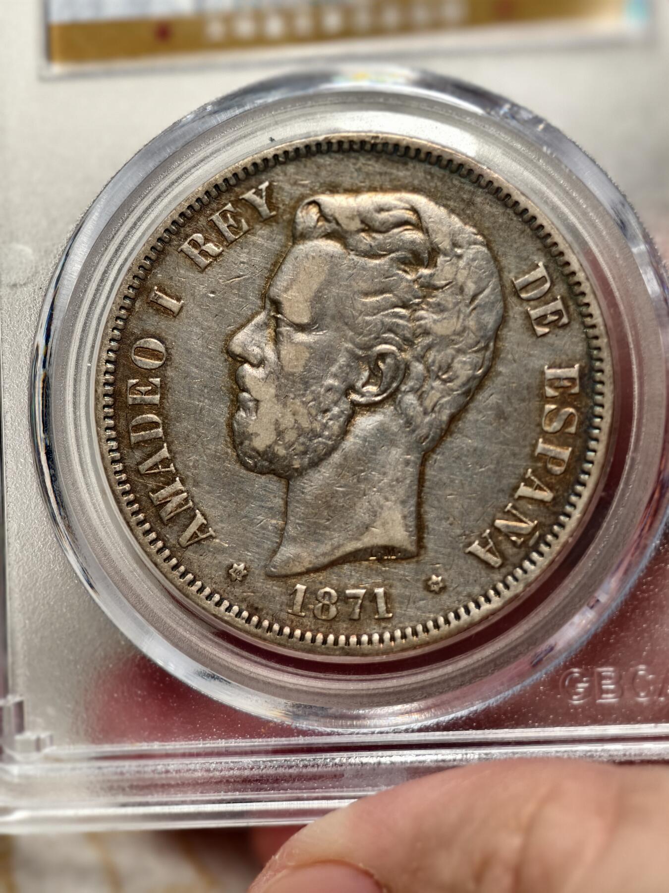 抚柳草堂-第十一期章牌钱币  奖章勋章限时免佣 满百包邮 放漏专场 1871西班牙5比塞塔双柱大银币 公博xf45重量标错应为24.9g  阿玛迪奥一世此人是意大利萨伏伊王朝的人在位仅两年多后背国徽中间是十字有别于波旁王朝的鸢尾花