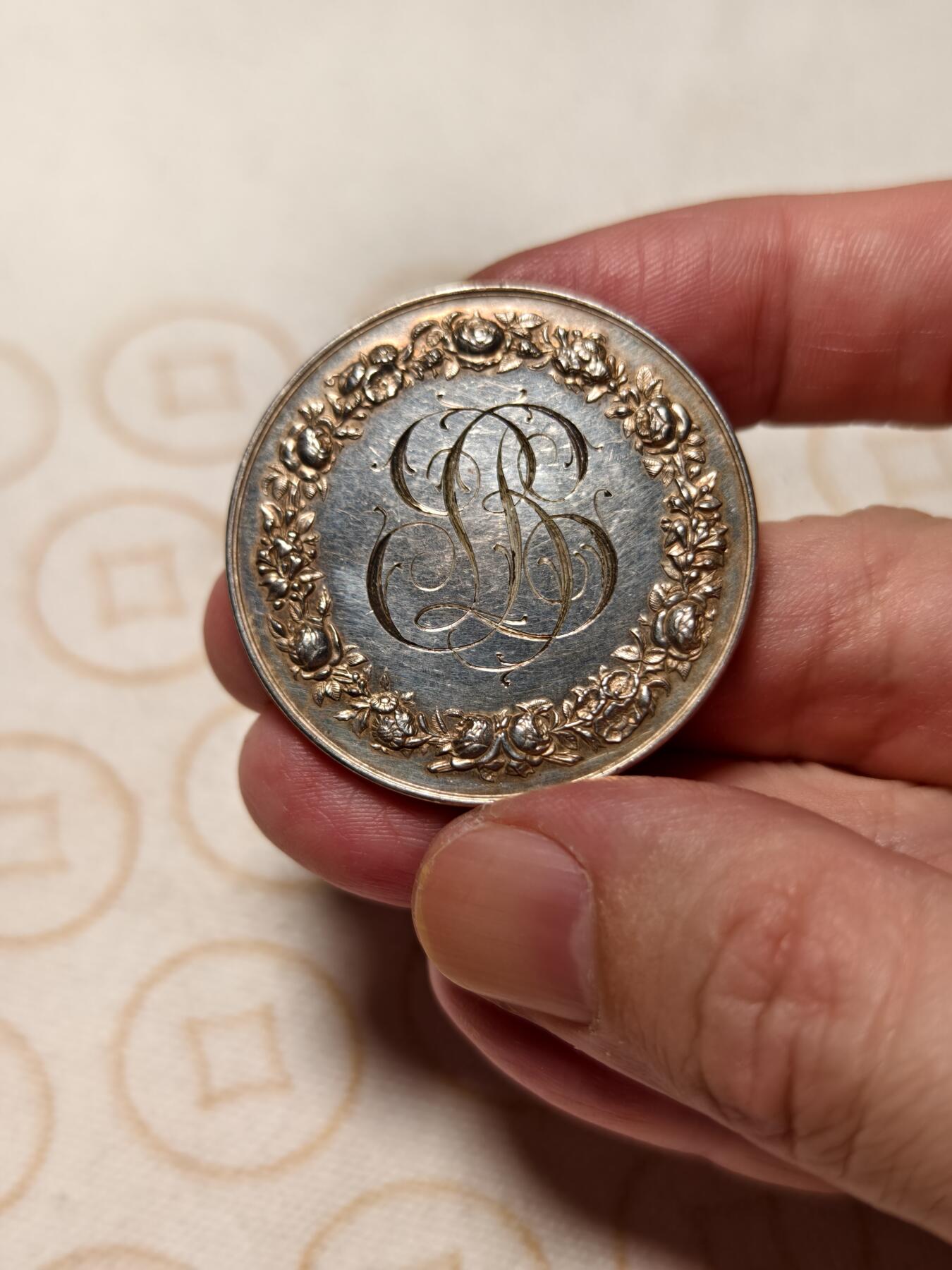 抚柳草堂-第十一期章牌钱币  奖章勋章限时免佣 满百包邮 放漏专场 1896法国婚姻与爱情纪念银章 大版直径39mm 重25.7g 丰饶角边铭 手刻花押漂亮 镜面光泽 上手极美