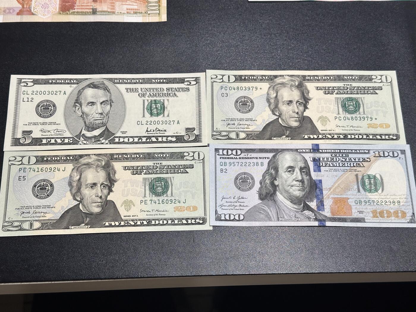 《外钞收藏家》第六百零五期（精选场）（本平台长期征集拍品、欢迎藏友们联系合作） 2001年大头版5美元+彩版20和100美元 一张补号 全新UNC