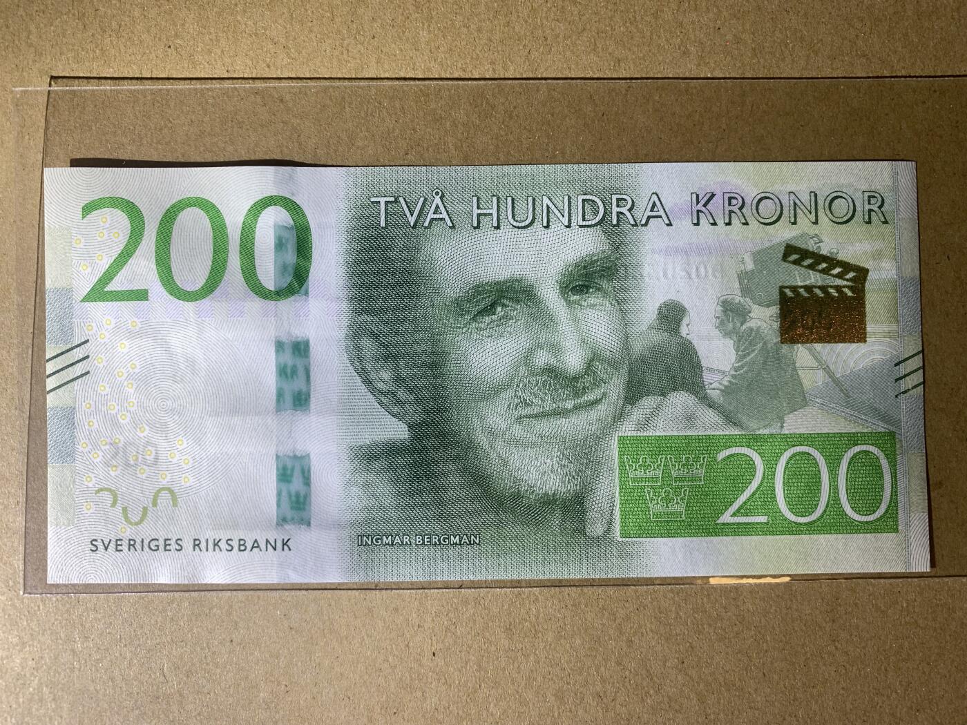 【礼羽收藏】🌏世界钱币拍卖第124期 【B020380899】全新UNC 2015年瑞典200克朗纸币 首年首发B冠，刀拆绝品，无47尾99 永恒号 长号无47不容易，号码干净漂亮 稀少面值币种量小市面能见到基本都带47号码不佳，配套必备错失美号拍大腿