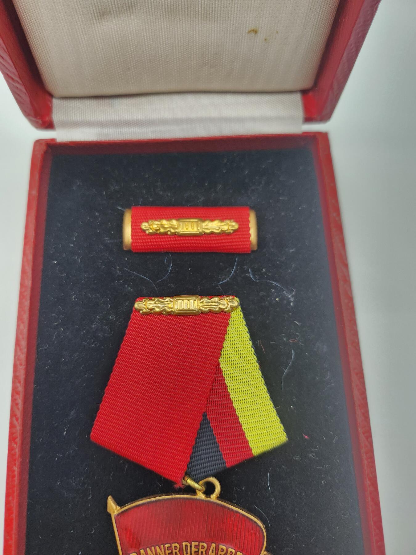 南水社首场拍卖 民主德国三级劳动红旗勋章 章体，盒略均完好