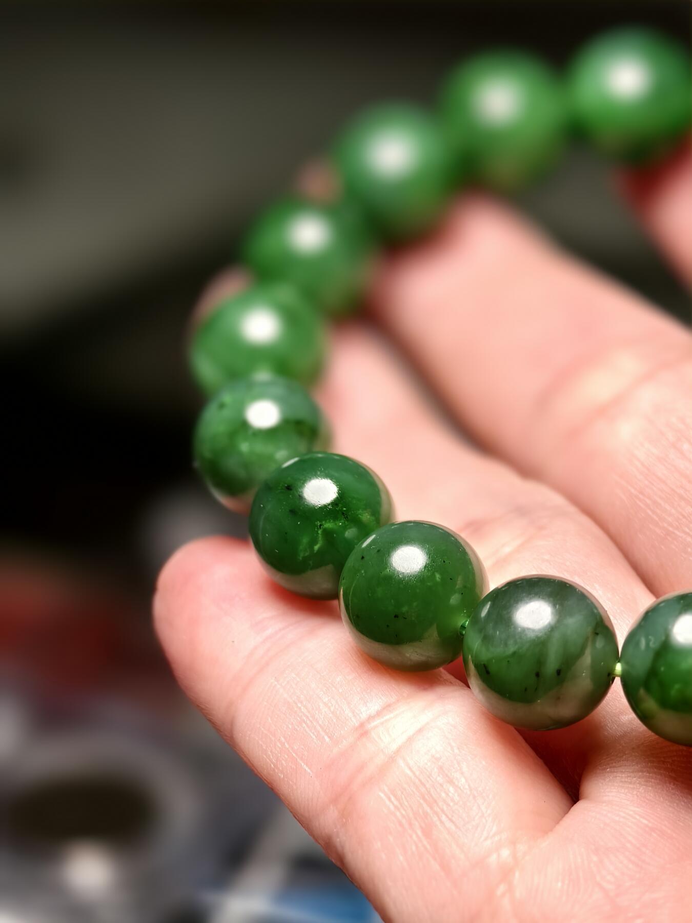 抚柳草堂-第十一期章牌钱币  奖章勋章限时免佣 满百包邮 放漏专场 和田玉碧玉圆珠手串 永久保真包过国检 结构紧密丝绢光泽 珠径适中 颜色浓郁 上身效果佳 微有纹裂黑点 珠径(mm):11.7;重量(g):45.5