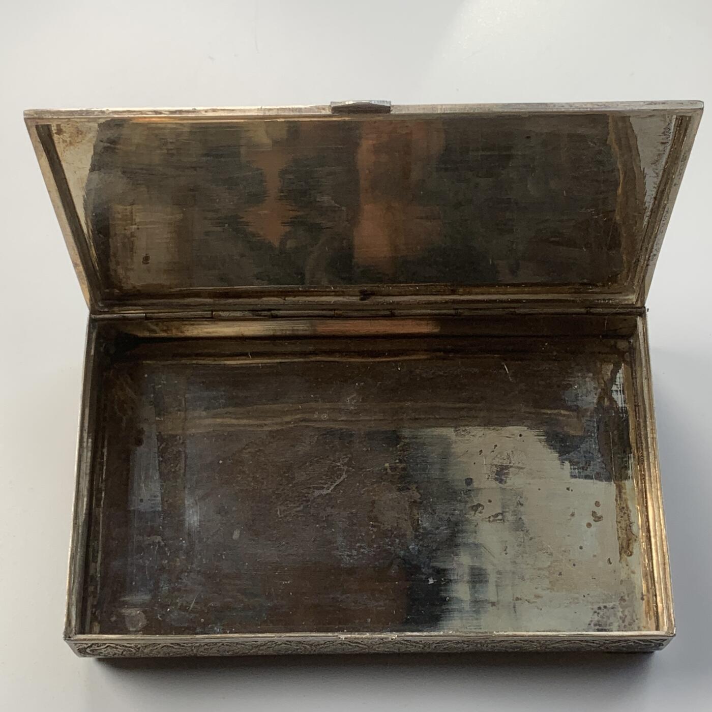 掌中浮雕-藏着的欧洲第051场 伊斯兰满工银盒，16 X 10厘米，高2.80厘米，重376.50克， 表面全手工打制伊斯兰色彩图案,（背面、一个下面角上带银戳）