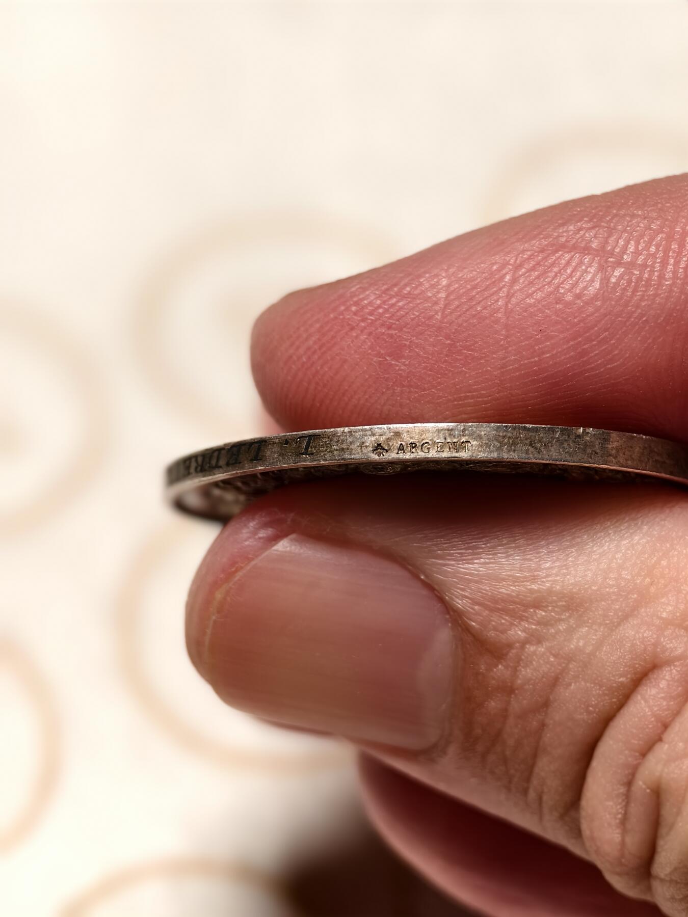 抚柳草堂-第十一期章牌钱币  奖章勋章限时免佣 满百包邮 放漏专场 1874法国婚姻与爱情纪念银章 蜜蜂边铭 950高银重14.5g淡彩包浆手刻花押 难得好品