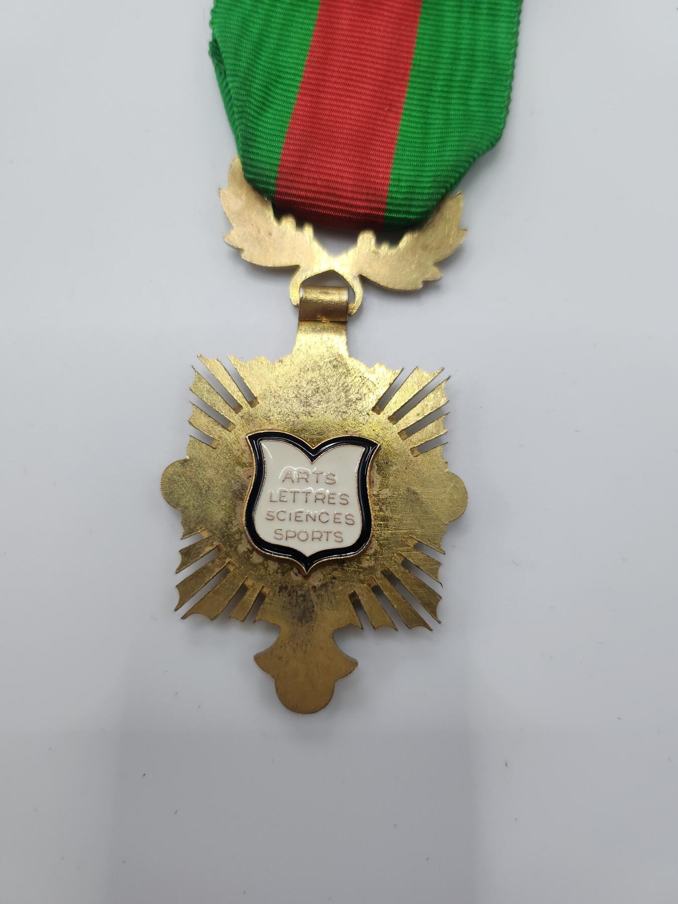 南水社首场拍卖 法国骑士级文化发展奉献功绩勋章和纪念章珐琅有裂纹 品相如图