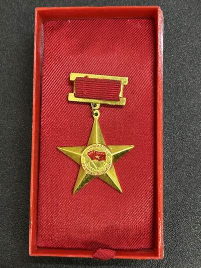 西秦中古拍卖第七十四期 - 越南英雄母亲勋章 母亲金星章 第一版带原盒 1994年9月10日设立，英雄越南母亲是越南国家授予或追授的荣誉称号，表彰那些为民族解放事业、保卫祖国和履行国际义务做出贡献和牺牲的越南妇女。因为她们的丈夫或者孩子都是战争伤残人员和烈士。