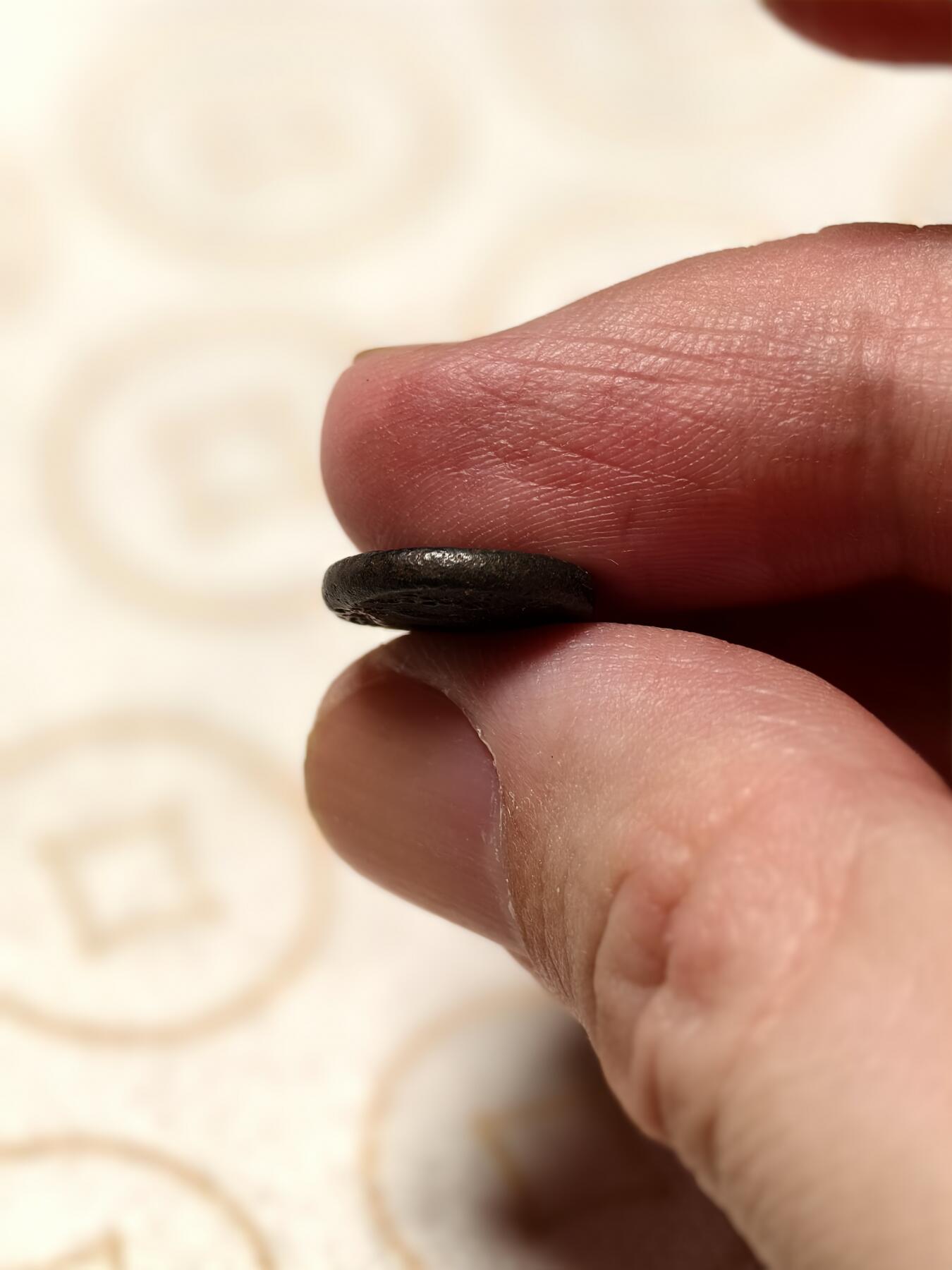 抚柳草堂-第十一期章牌钱币  奖章勋章限时免佣 满百包邮 放漏专场 三佛齐王国末期至满者伯夷王国早期打制小银币 1.4g重 正面有檀香花徽记，背面爪哇岛文，面值1 Unit或称Masa