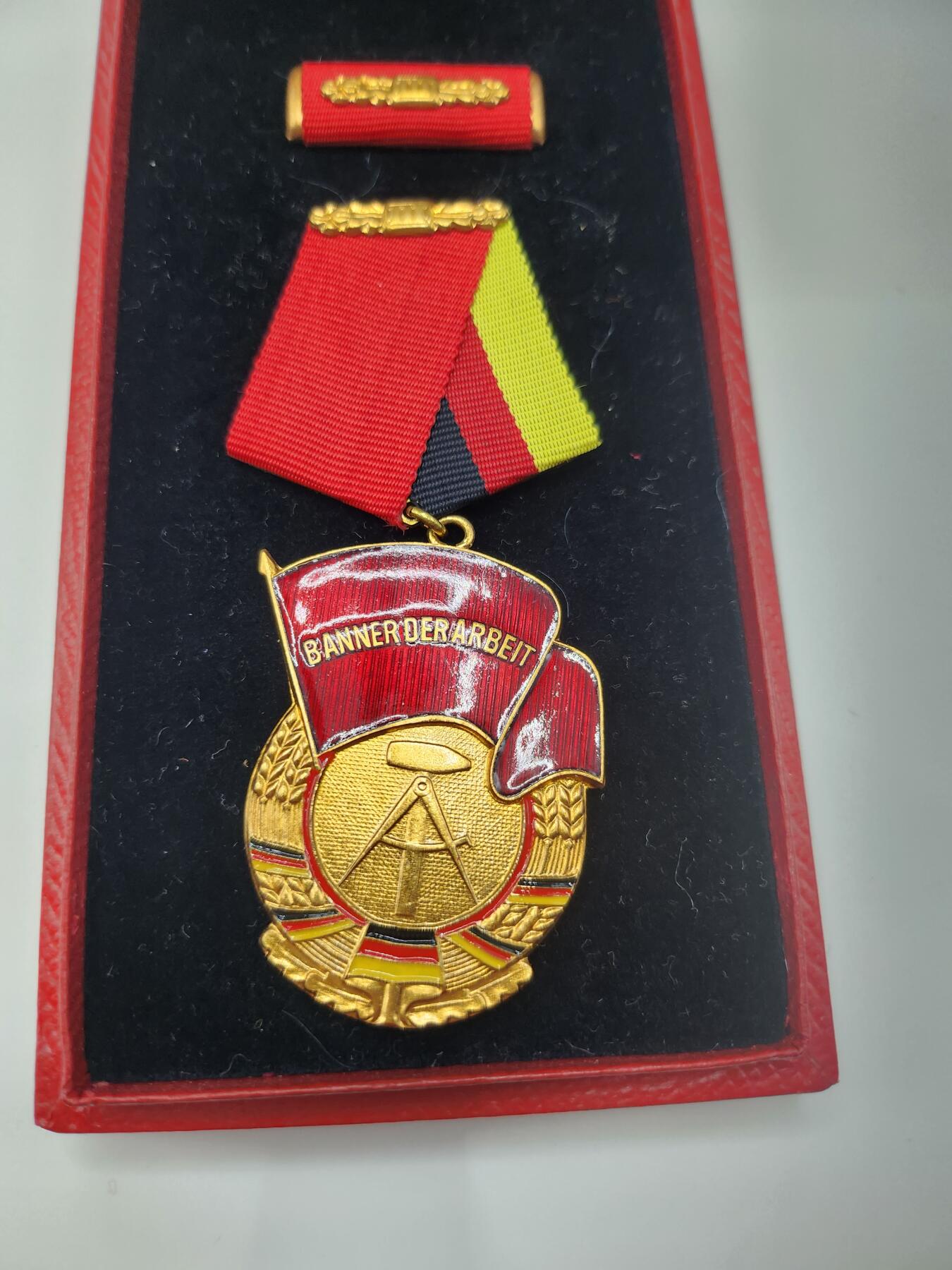 南水社首场拍卖 民主德国三级劳动红旗勋章 章体，盒略均完好