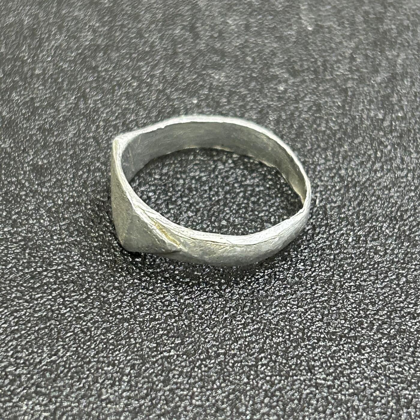 西秦中古拍卖第七十四期 芬兰二战时期战壕戒指 用损坏的武器制作 有刻铭文