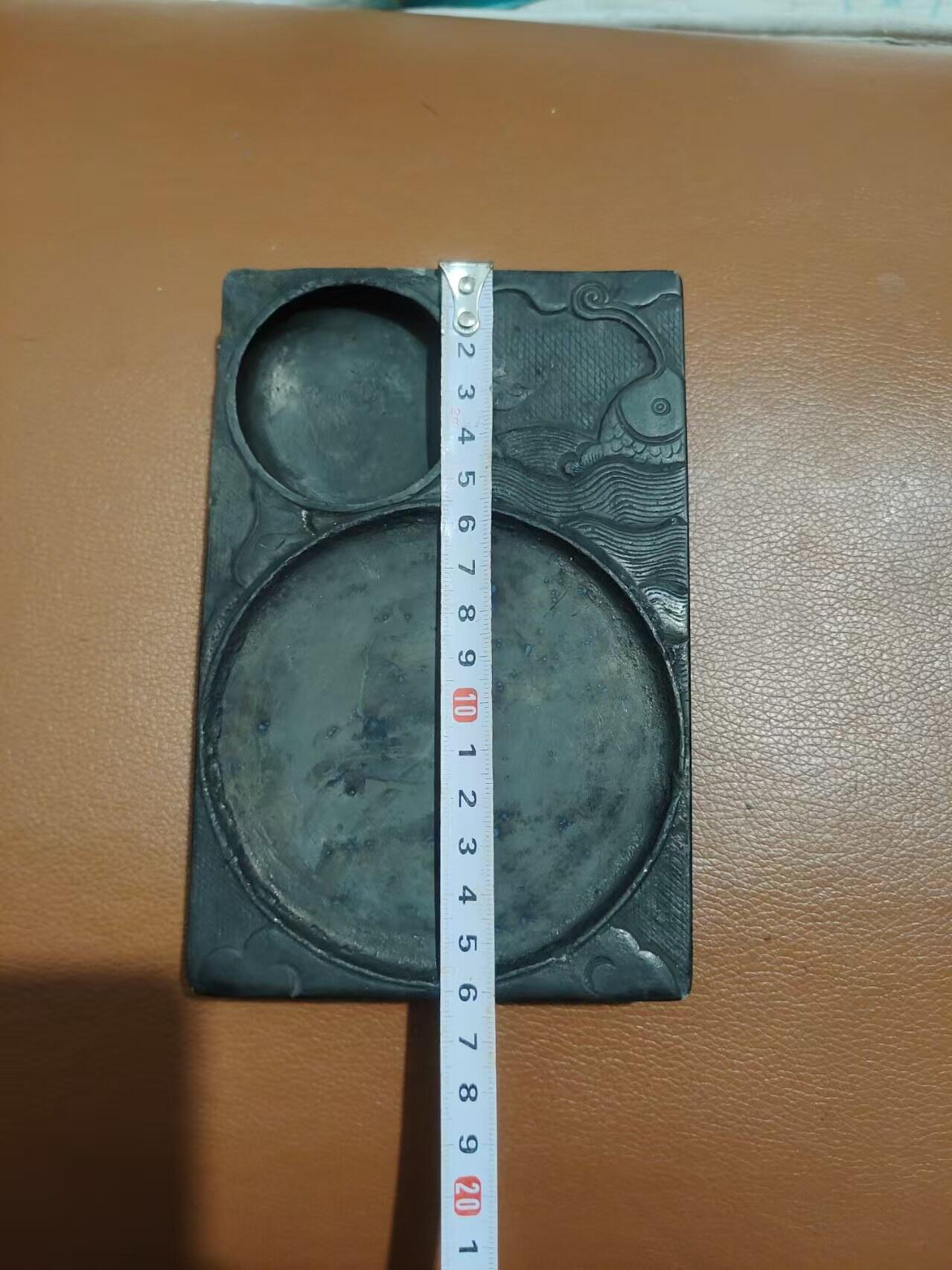 清代老石砚台，双池设计，雕刻图案，石质厚重，整体厚重感强。尺寸具体见图。老物件，有正常使用痕迹，边角有磕碰，品相看看图，所见即所得