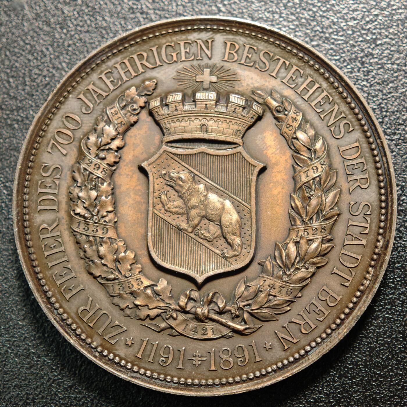 【德藏】世界币章拍卖第163期（拍品征集中~欢迎藏友联系） 1891年 瑞士伯尔尼建城700周年纪念大铜章 正面是骑士头盔像和伯尔尼城市盾徽 背面是伯尔尼城市纹章和重要的历史发展年代 设计极其精美 直径约：50mm；重约：60.5g