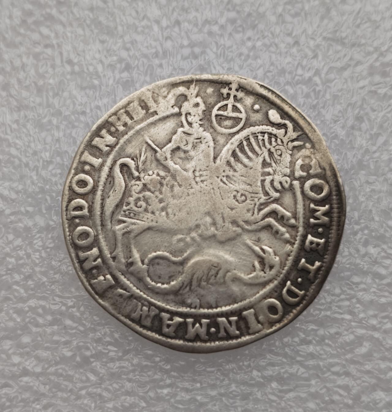 瓶子🏺第227期拍卖会 1618年德国曼斯费尔德-博恩施泰特伯国（County of Mansfeld-Bornstedt）屠龙大泰勒银币    正面：圣乔治屠龙图案，骑士持矛刺向恶龙，右上角有代表神圣罗马帝国的纹章边缘铭文为“DOMINVS MIHI ADIVTOR”（“主是我的帮助者”）宗教铭文  背面：盾徽边缘铭文包含领主头衔“WOLFGA ET BRV P”及铸币地标识“JACOBSTHAL”