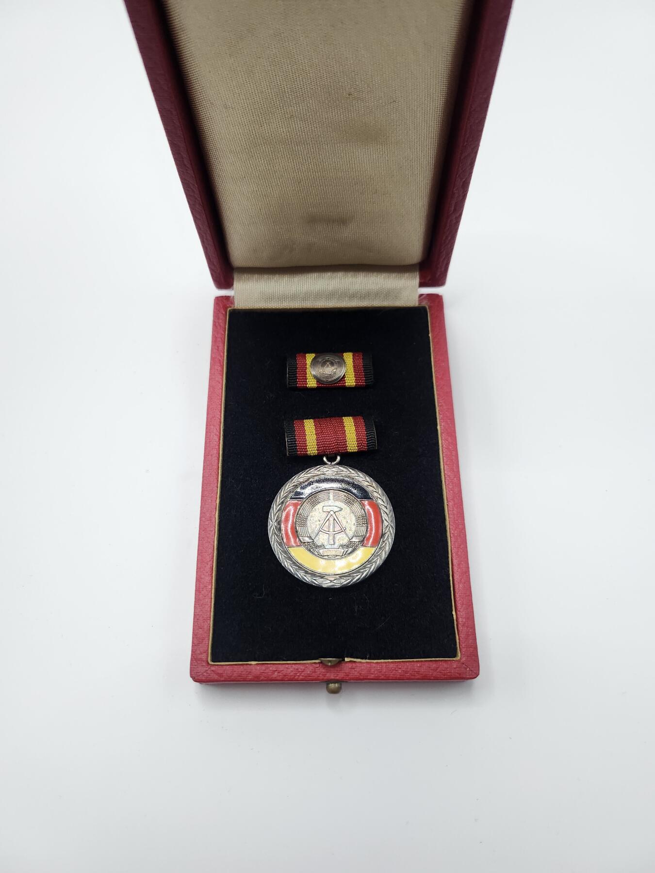 南水社首场拍卖 民主德国 DDR功勋服务奖章珐琅版（东德最高级别奖章）1959年6月4日设立 民主德国国家荣誉，盒略，章体均完好