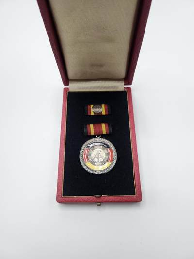 南水社首场拍卖 - 民主德国 DDR功勋服务奖章珐琅版（东德最高级别奖章）1959年6月4日设立 民主德国国家荣誉，盒略，章体均完好