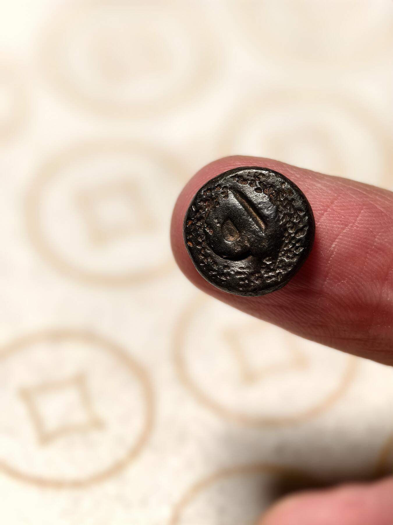 抚柳草堂-第十一期章牌钱币  奖章勋章限时免佣 满百包邮 放漏专场 三佛齐王国末期至满者伯夷王国早期打制小银币 1.4g重 正面有檀香花徽记，背面爪哇岛文，面值1 Unit或称Masa