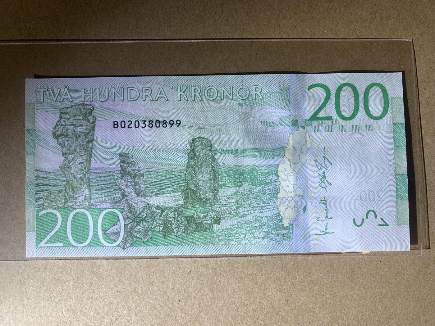 【礼羽收藏】🌏世界钱币拍卖第124期 【B020380899】全新UNC 2015年瑞典200克朗纸币 首年首发B冠，刀拆绝品，无47尾99 永恒号 长号无47不容易，号码干净漂亮 稀少面值币种量小市面能见到基本都带47号码不佳，配套必备错失美号拍大腿