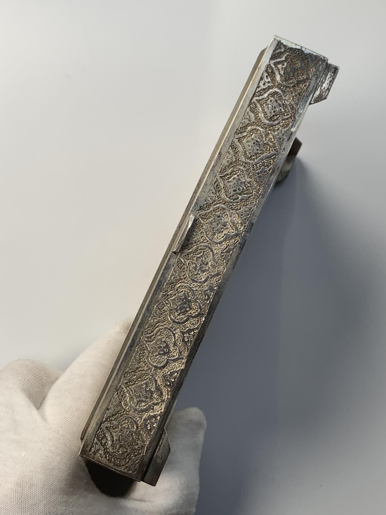 掌中浮雕-藏着的欧洲第051场 伊斯兰满工银盒，16 X 10厘米，高2.80厘米，重376.50克， 表面全手工打制伊斯兰色彩图案,（背面、一个下面角上带银戳）