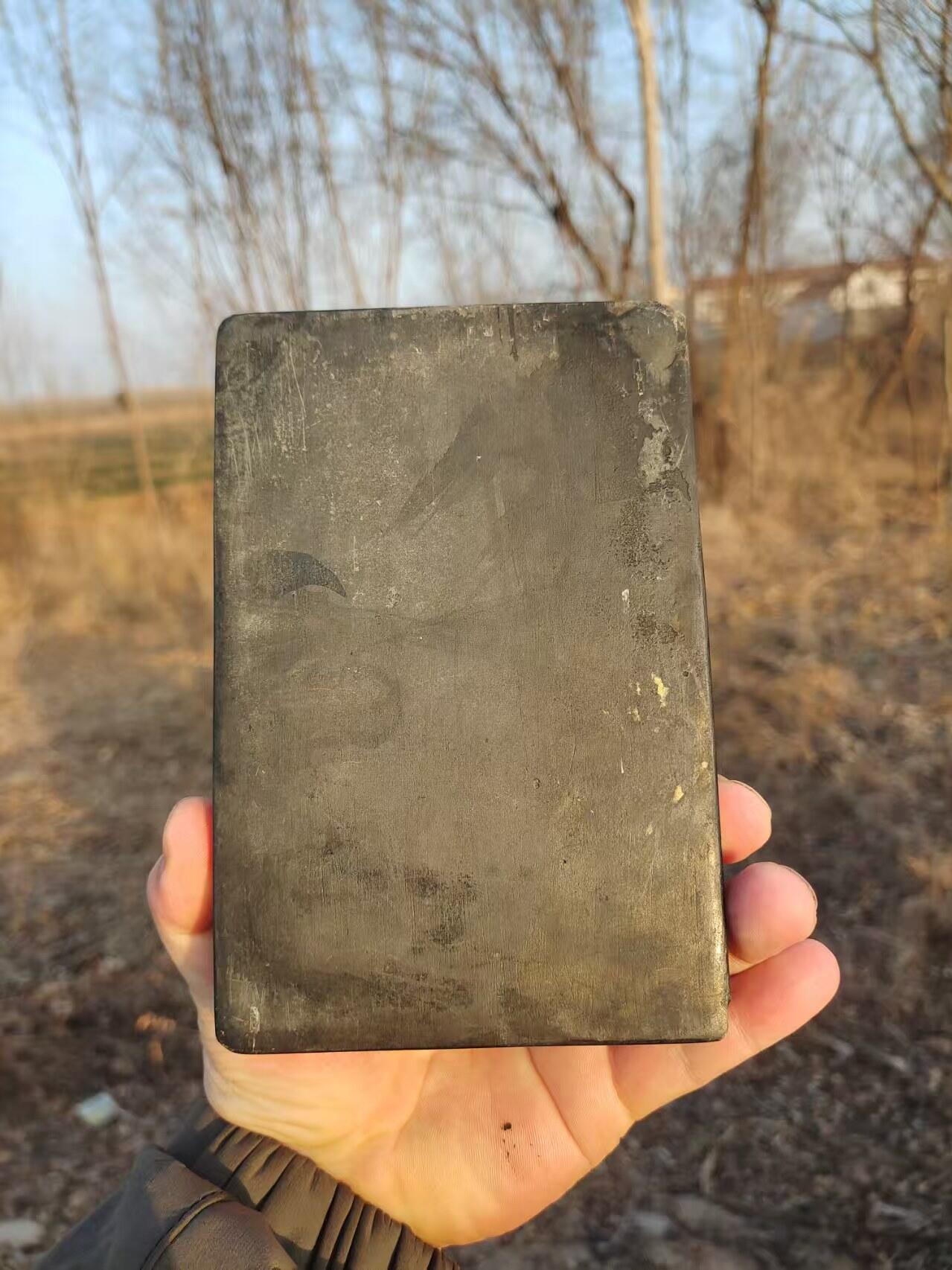 清代老石砚台，双池设计，雕刻图案，石质厚重，整体厚重感强。尺寸具体见图。老物件，有正常使用痕迹，边角有磕碰，品相看看图，所见即所得