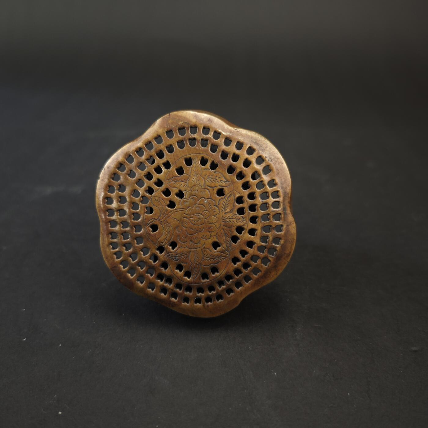 上海都达杂项专场九（全场包邮） 清 铜刻花卉海棠形手炉1-274