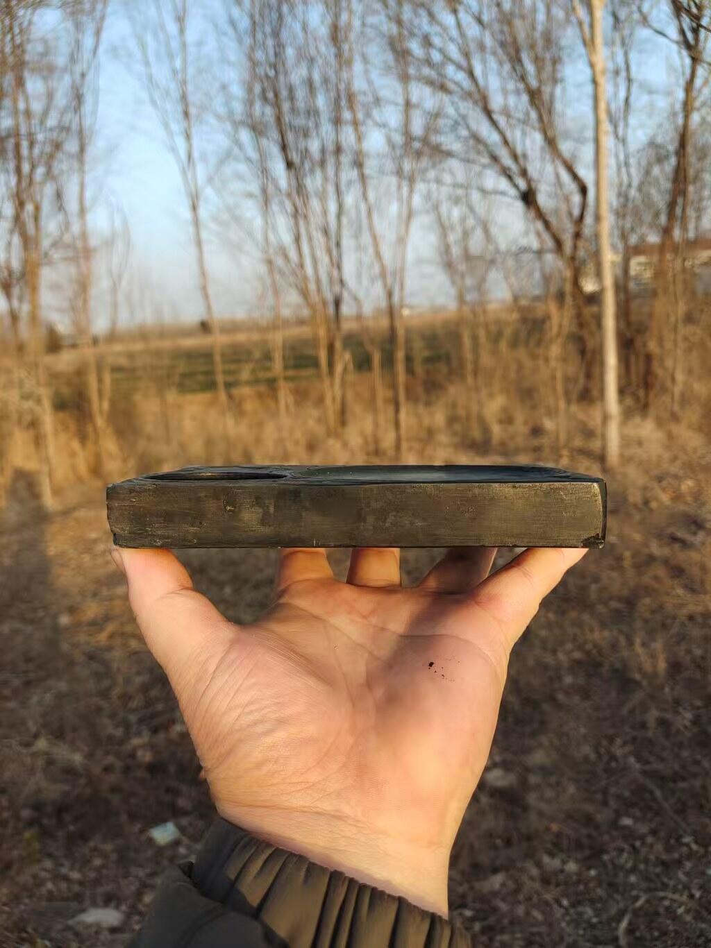 清代老石砚台，双池设计，雕刻图案，石质厚重，整体厚重感强。尺寸具体见图。老物件，有正常使用痕迹，边角有磕碰，品相看看图，所见即所得