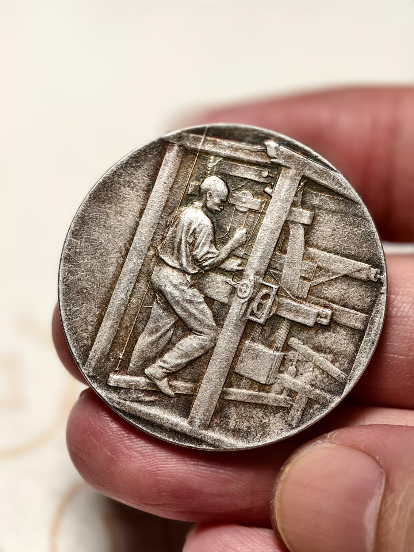 抚柳草堂-第十一期章牌钱币  奖章勋章限时免佣 满百包邮 放漏专场 1942法国纺织协会镀银大铜章   直径36mm   重量21.3g 品相不错