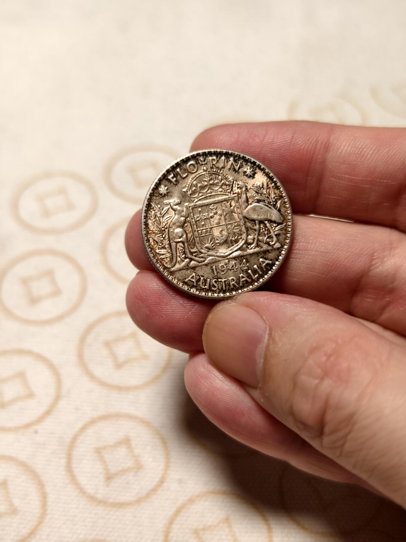 抚柳草堂-第十一期章牌钱币  奖章勋章限时免佣 满百包邮 放漏专场 1944澳大利亚乔治六世1弗洛林银币 高银年份 11.4克 925银 好品带彩