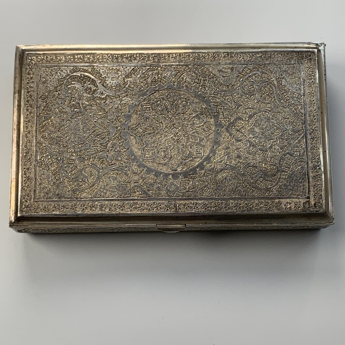 掌中浮雕-藏着的欧洲第051场 伊斯兰满工银盒，16 X 10厘米，高2.80厘米，重376.50克， 表面全手工打制伊斯兰色彩图案,（背面、一个下面角上带银戳）