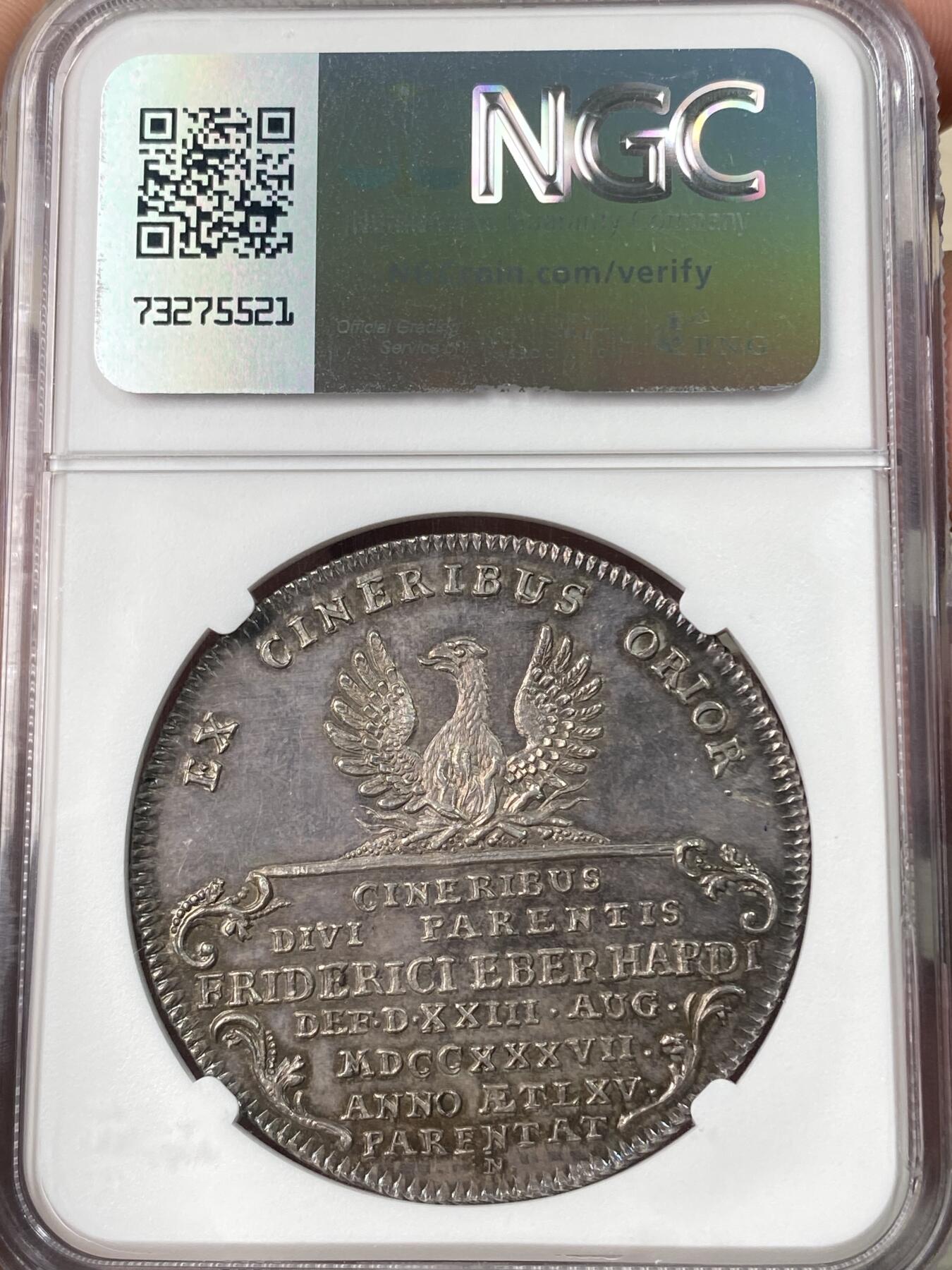 万国钱币拍卖第060期（万国六十期纪念大拍） NGC MS64 NGC MS64 1737年德国霍亨洛赫-凯奇贝格卡尔·奥古斯特伯爵火鸟大泰勒 发行量极少的小邦名誉品种 无论包浆还是打制皆属顶级的存在 均匀一色的欧陆深五彩包浆覆盖 人物服饰及勋章细节刻画异常华丽 在十八世纪早期就有如此精湛的铸币工艺实在令人惊叹