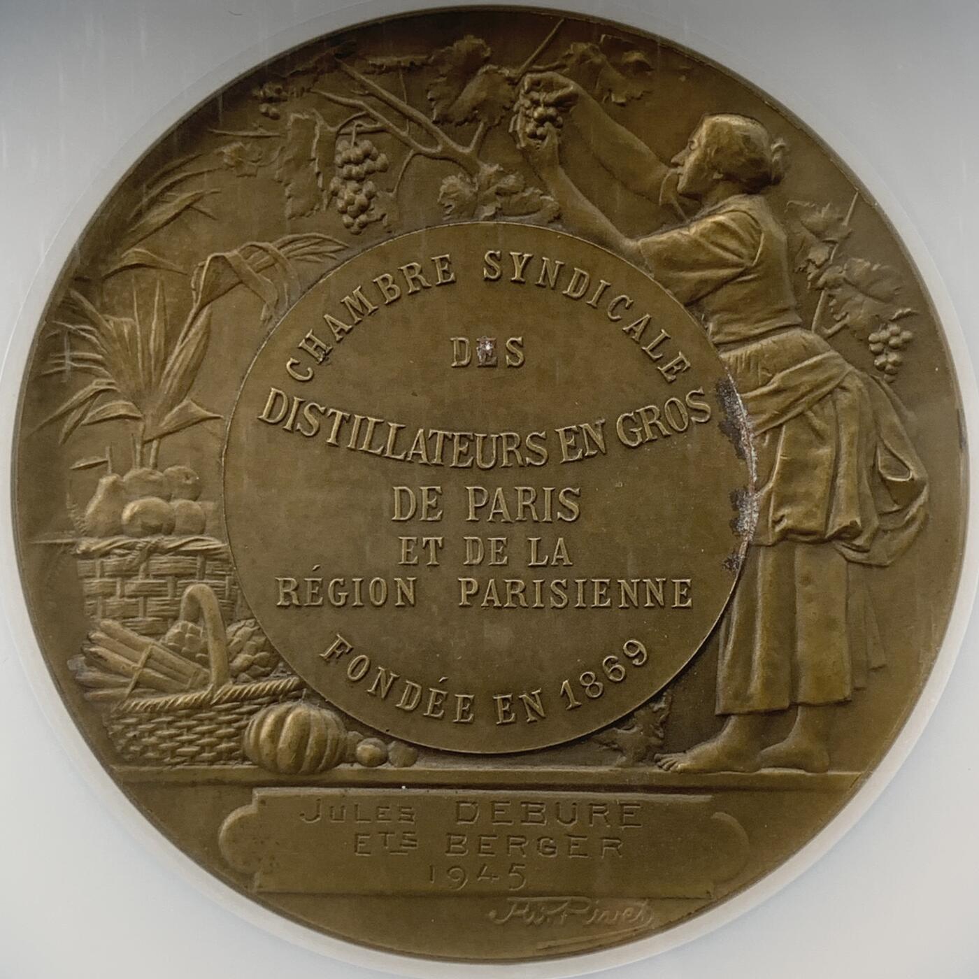 掌中浮雕-藏着的欧洲第051场 NGC MS63：1945年法国巴黎酿酒师协会铜章，68mm