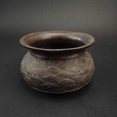 上海都达杂项专场九（全场包邮） - 清 铜刻海水纹香炉1-272