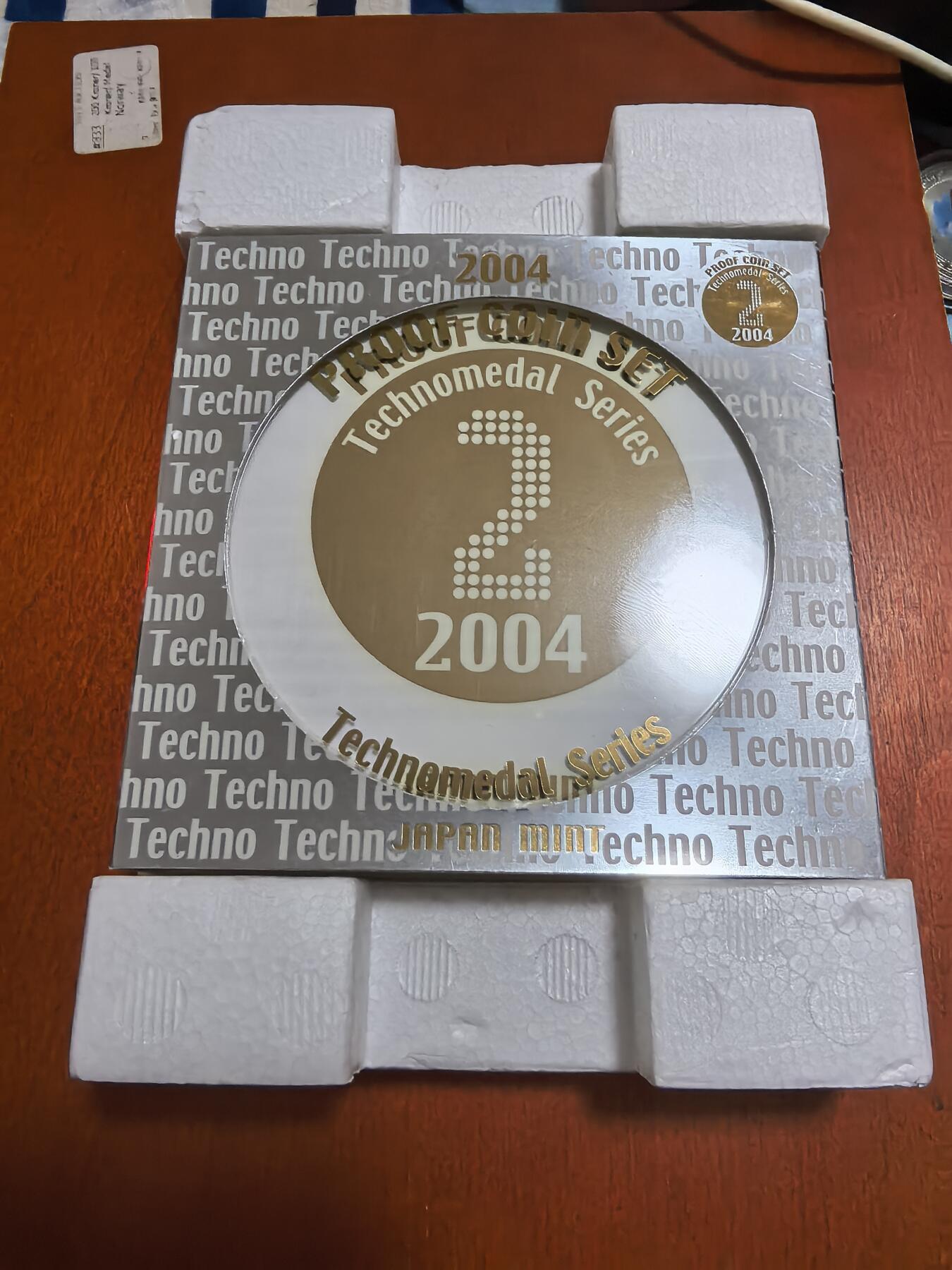长老汇蛇年精选第九十七场拍卖 2004日本科技系列之二6枚精制币套装小方盒，含银质梅花形镀金银章1枚，难得带外纸盒