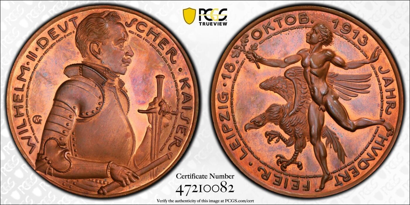 万国钱币拍卖第059期 PCGS SP64RB 1913年德国莱比锡战役百年纪念铜章 德章大神卡尔哥茨早期作品 40mm 唯一评级记录冠军分 罕见品种 高浮雕，精制工艺。丝滑底板拥有大量均匀的红棕色光泽，令人赏心悦目。设计极佳，精美绝伦。正面:德皇威廉二世身着铠甲半身像，手持宝剑与权杖，左侧有罕见的作者KG签名缩写。背面:裸体青年手持橡树叶，飞翔的德意志雄鹰伴其左右。莱比锡战役，又称民族会战。拿破仑惨败，被迫返回法国。