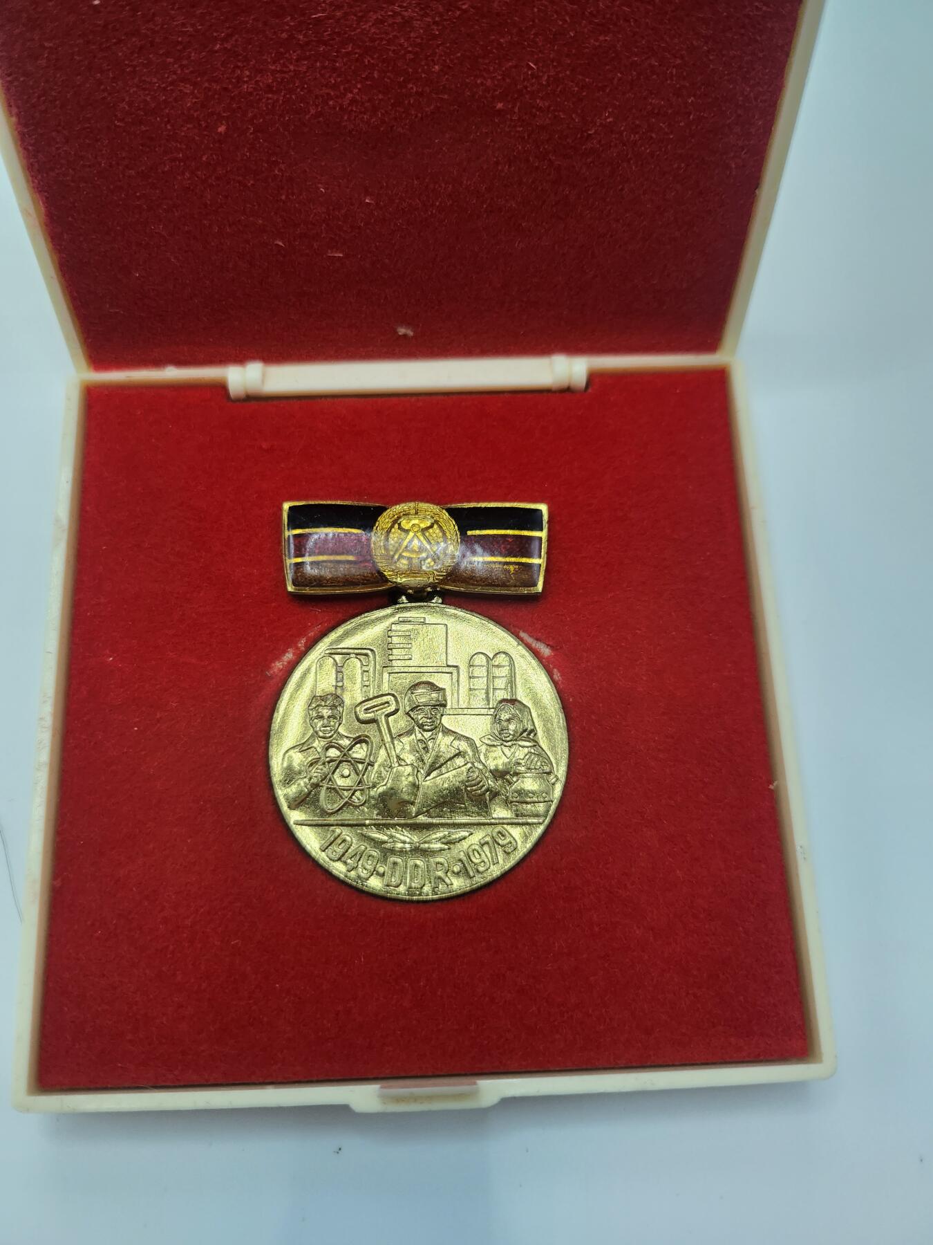 南水社首场拍卖 民主德国建国30周年纪念奖章，章体盒均完好