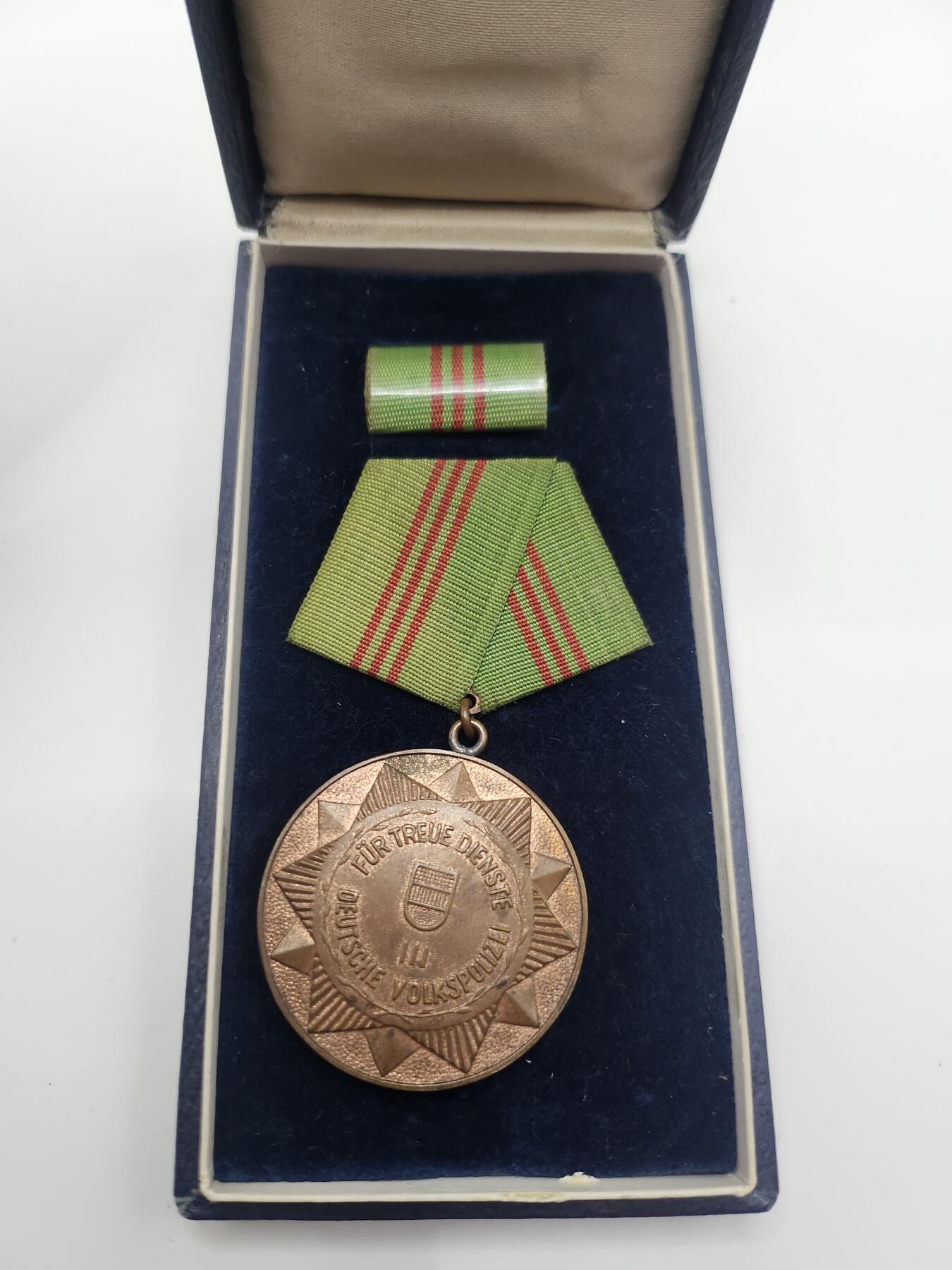 南水社首场拍卖 民主德国内政部铜级忠诚服役奖章 最早期版本，盒略章齐全完好