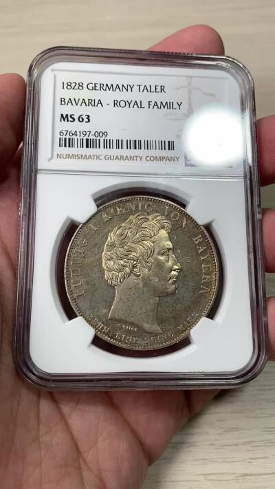 万国钱币拍卖第060期（万国六十期纪念大拍） NGC MS63 1828年巴伐利亚路德维希一世皇室全家福历史大泰勒 在路一最小儿子出生后 为祈祷整个皇室幸福安康 路德维希一世敕令发行此枚历史泰勒 皇室成员头像上方铭文意为“上天的祝福”著名的沙俄家族卢布便是以此为蓝本设计 双面香槟金彩收藏级品质