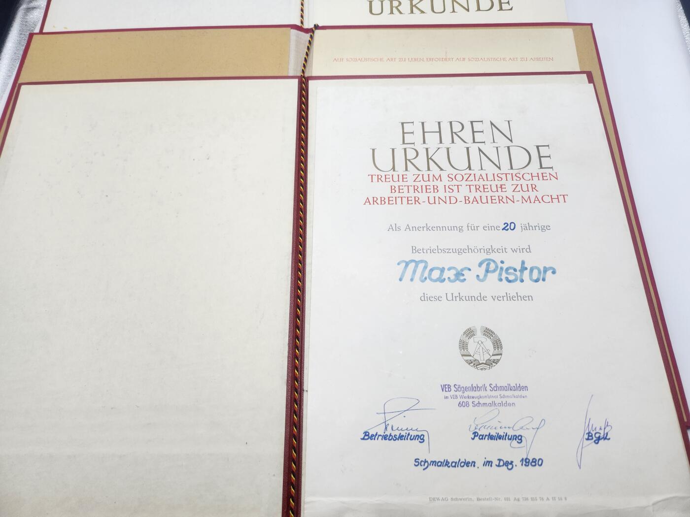 南水社首场拍卖 -东德社会主义劳动奖章证书一组授予马克斯·皮斯托尔与乌尔苏拉·马克斯