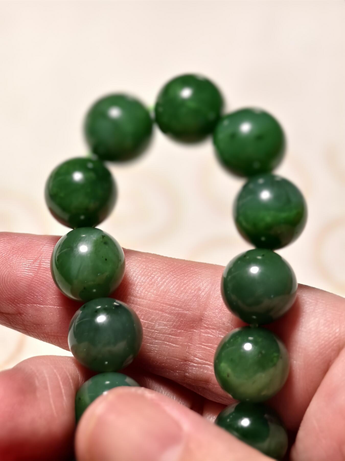 抚柳草堂-第十一期章牌钱币  奖章勋章限时免佣 满百包邮 放漏专场 和田玉碧玉圆珠手串 永久保真包过国检 结构紧密丝绢光泽 珠径适中 颜色浓郁 上身效果佳 微有纹裂黑点 珠径(mm):11.7;重量(g):45.5