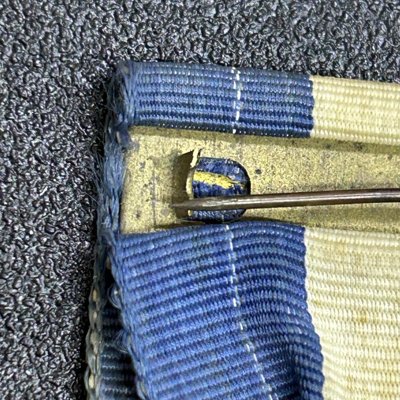 西秦中古拍卖第七十四期 早期红白蓝色绶带 别针瑕疵 可以用来拯救没有绶带的民国徽章或者军校章