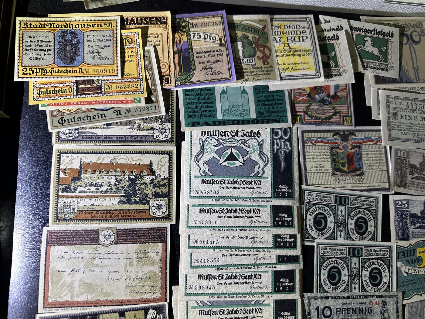 《外钞收藏家》第六百零五期（精选场）（本平台长期征集拍品、欢迎藏友们联系合作） 100多张德国紧急状态货币一起 大部份全新 个别非全新或不绝 如图