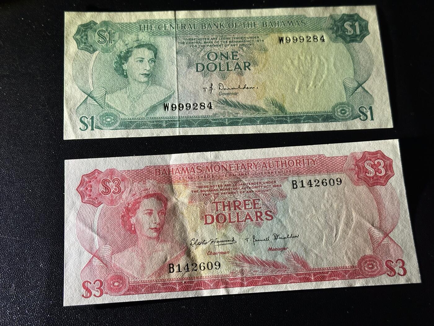 《外钞收藏家》第六百零五期（精选场）（本平台长期征集拍品、欢迎藏友们联系合作） 巴哈马女王彩背版1和3元 2张一起 UNC-