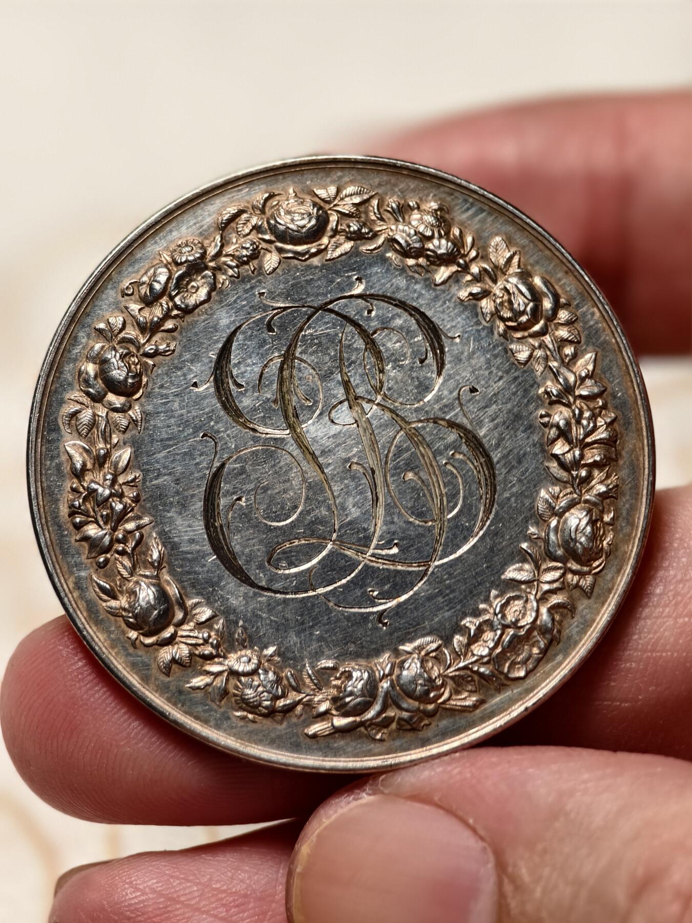 抚柳草堂-第十一期章牌钱币  奖章勋章限时免佣 满百包邮 放漏专场 1896法国婚姻与爱情纪念银章 大版直径39mm 重25.7g 丰饶角边铭 手刻花押漂亮 镜面光泽 上手极美