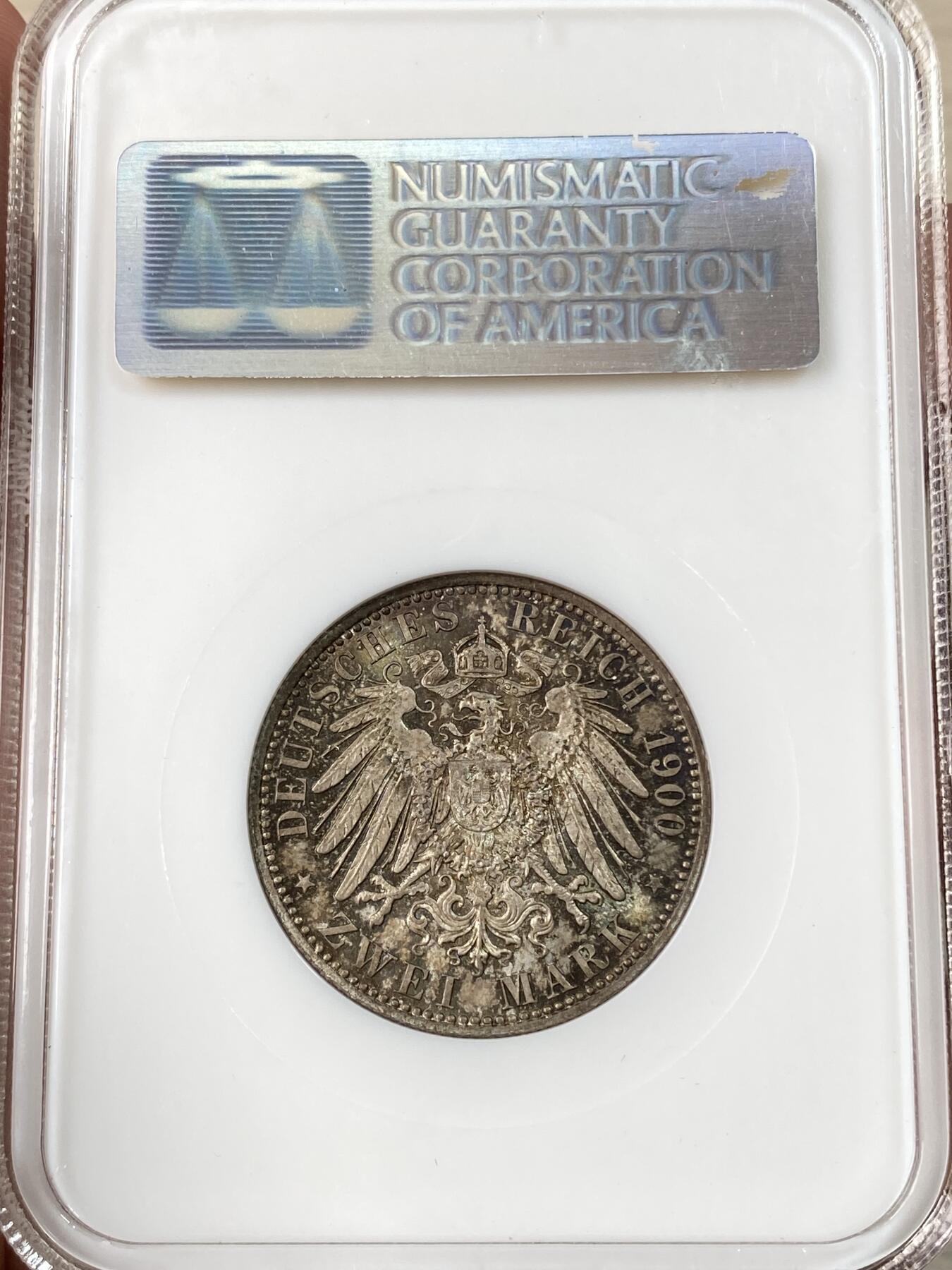 万国钱币拍卖第060期（万国六十期纪念大拍） NGC MS66 1900普鲁士威廉二世流通长翅2马克 高品罕见年份 油润丝绒五彩 肉眼无暇GEM品质 小中见大的顶级品相 NGC古董三明治盒