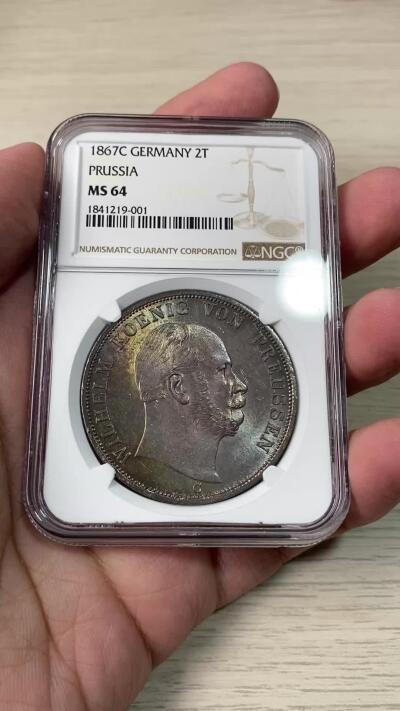 万国钱币拍卖第060期（万国六十期纪念大拍） NGC MS64 1867普鲁士威廉一世鹰徽2泰勒 普鲁士经典名誉品种 如彩虹般绚烂的原始包浆洒满整个币面 在光线下的每次转动都是一种视觉享受 上手极其惊艳的一枚 所见最美