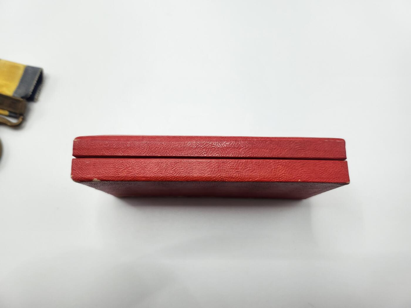 南水社首场拍卖 国境事变从军记章（诺门坎）。绶带上部有褪色痕迹，盒子有部分脱皮，章体品相如图。