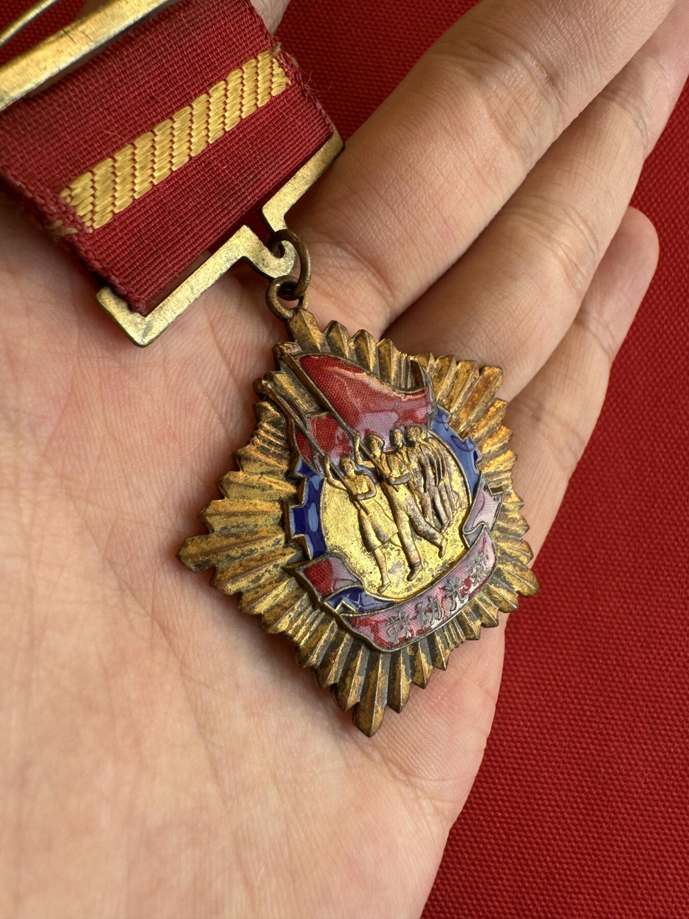 五哥徽章群   28号周三晚上八点4群联拍 铜章