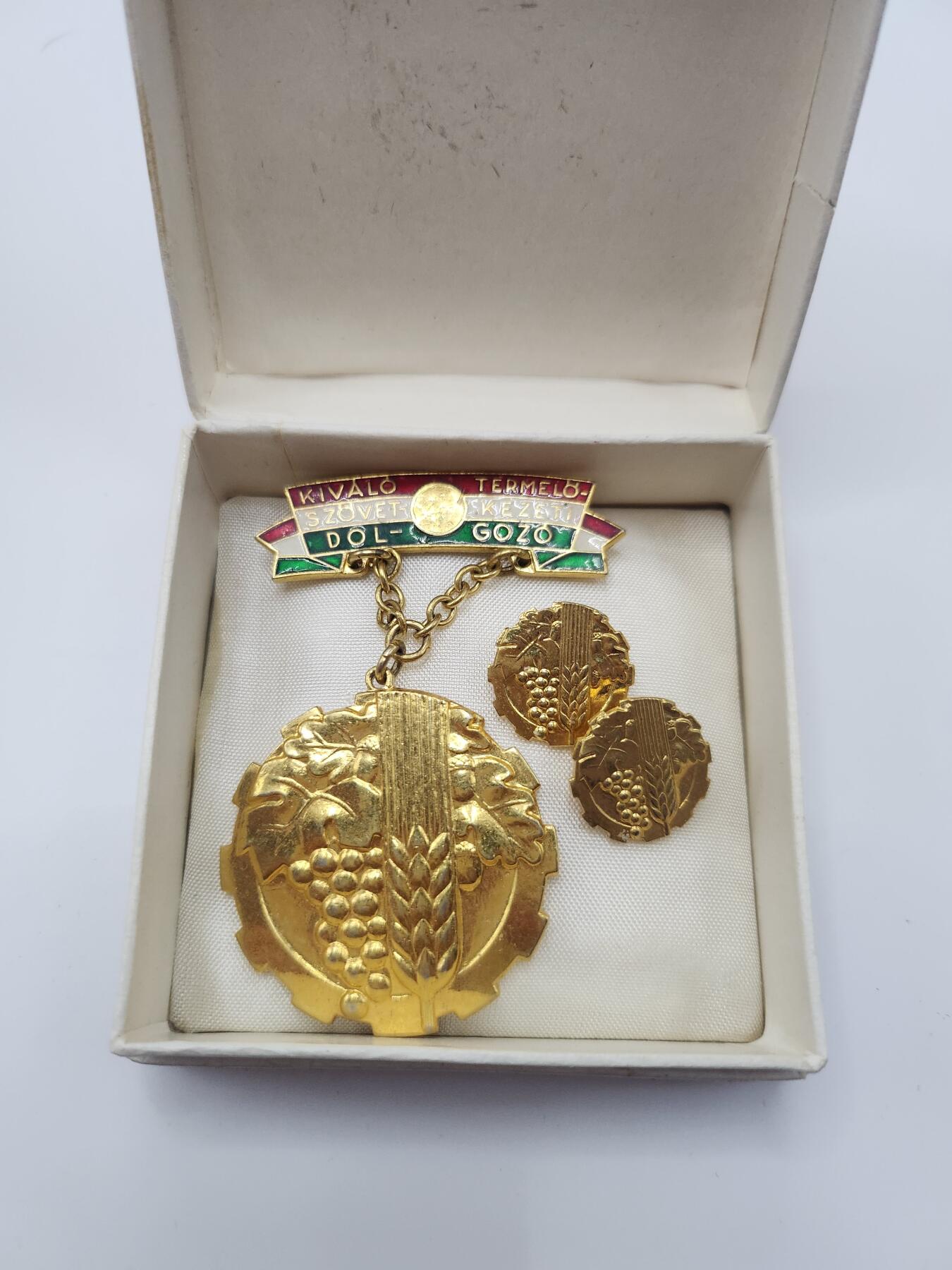 南水社首场拍卖 匈牙利人民共和国纺织业优秀生产生产工人奖章