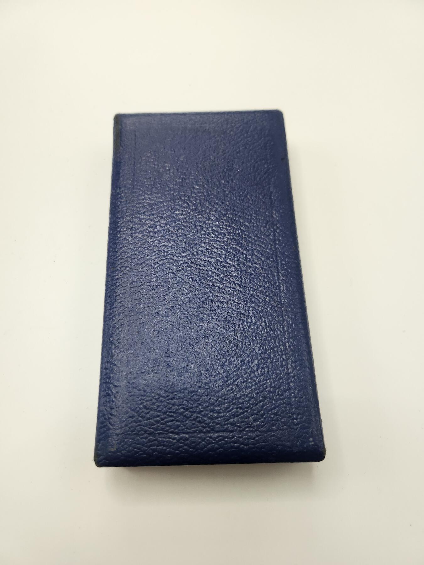 南水社首场拍卖 民主德国内政部银级武装力量忠诚服役10年奖章,盒略齐全完好，章体上挂别针有瑕