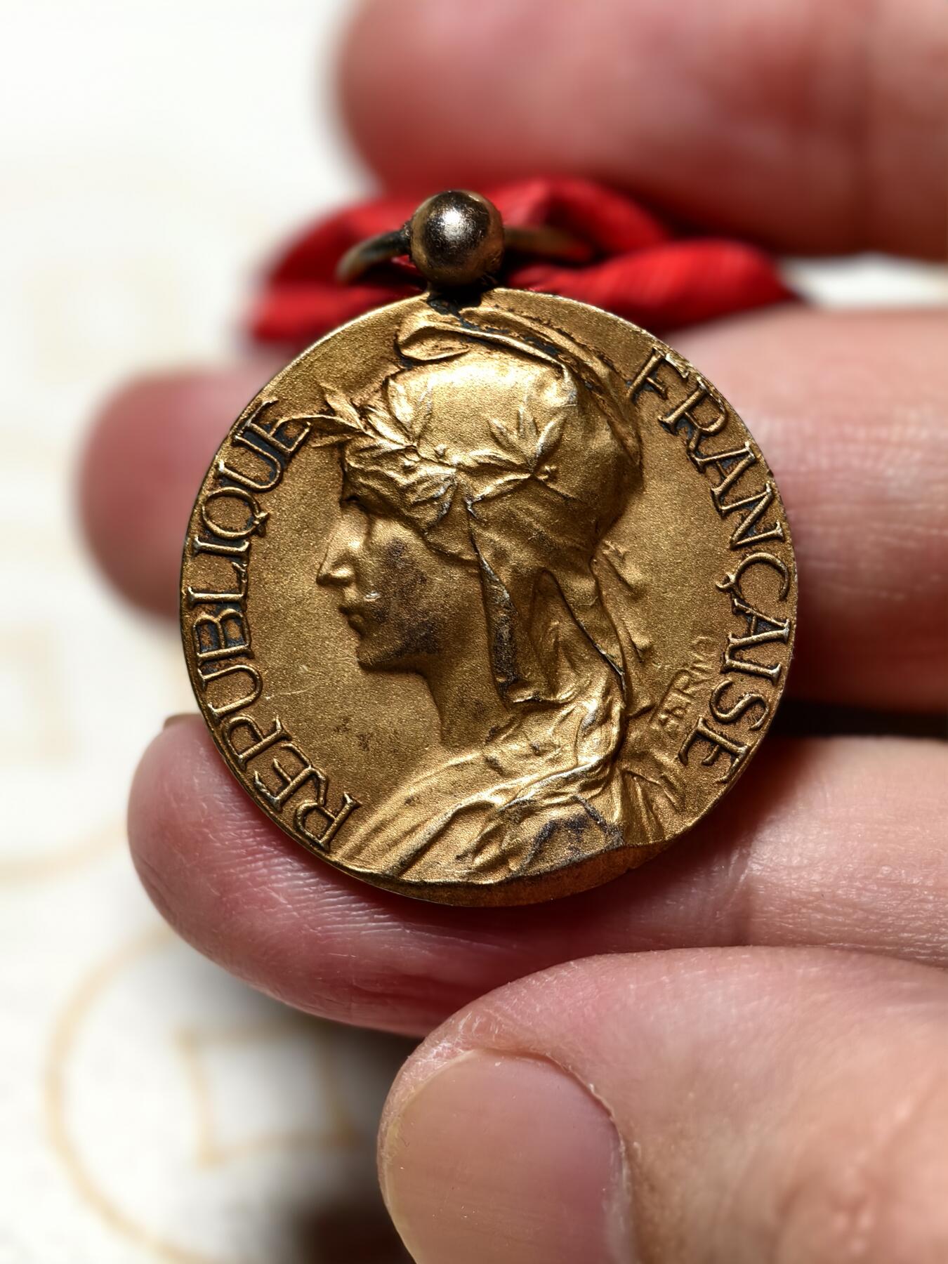 抚柳草堂-第十一期章牌钱币  奖章勋章限时免佣 满百包邮 放漏专场 法国金级劳动部荣誉奖章  950银镀金双标 去掉绶带净重9.3g