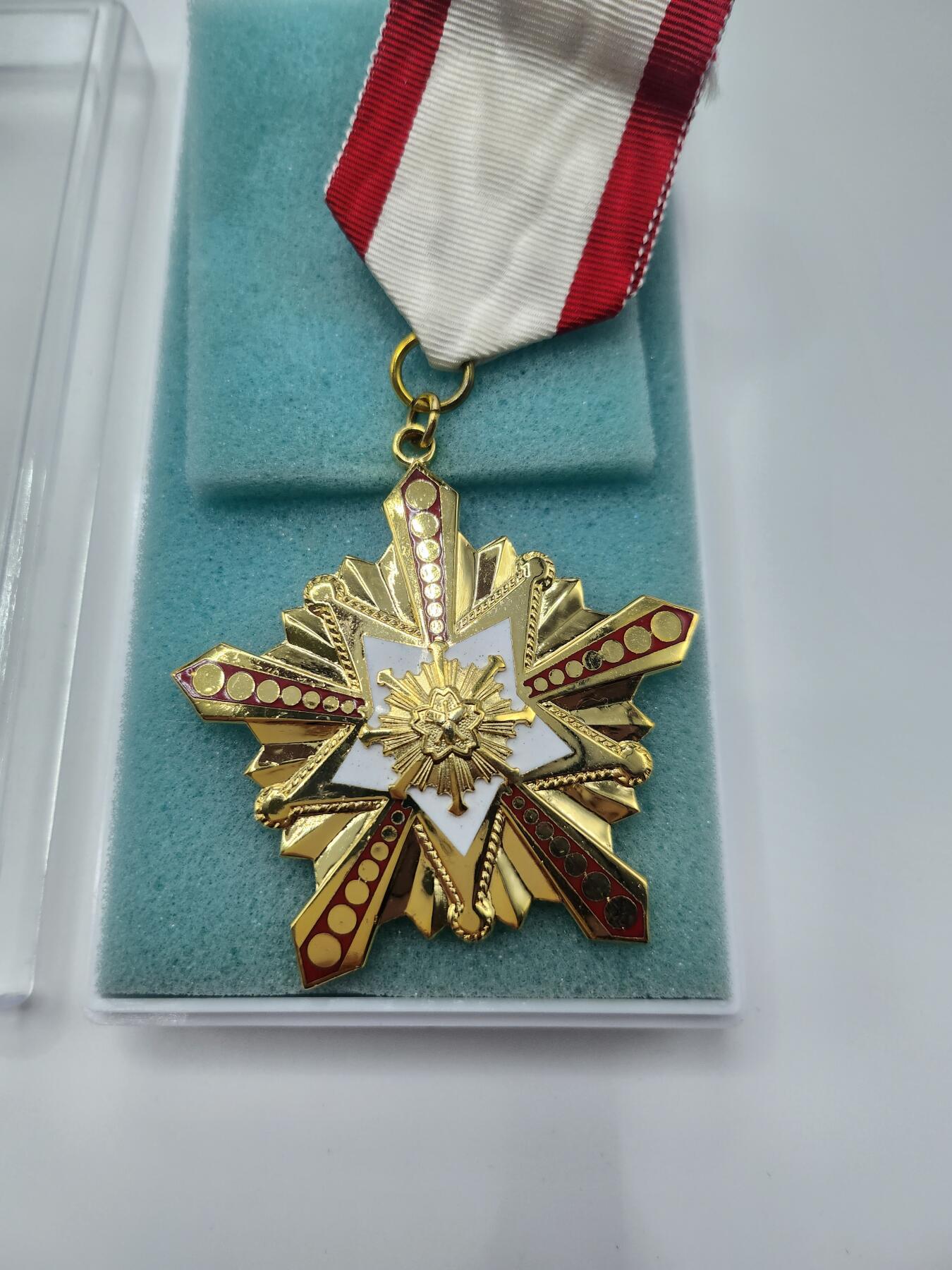 南水社首场拍卖 日本消防自治协会成立45周年纪念章 章体完好，盒子有裂纹