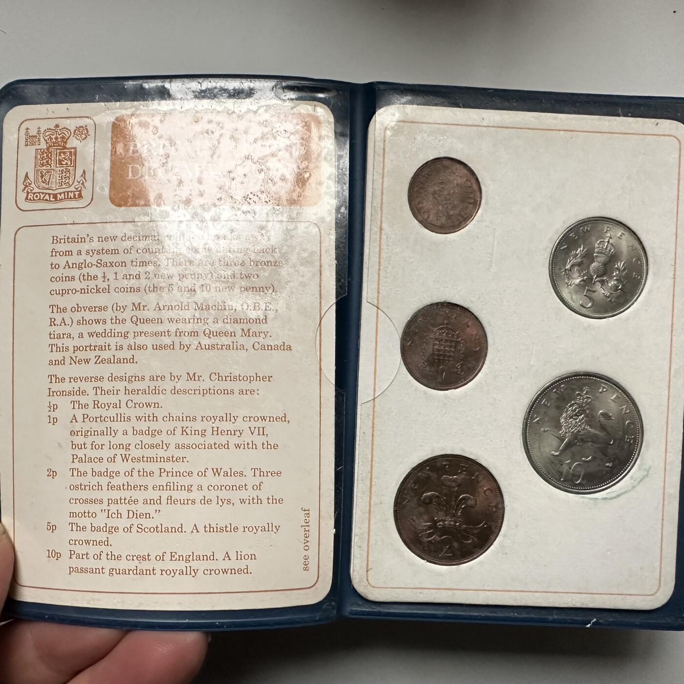 🌹外币初藏🌹🐯2026年第13场  每周二四六晚8️⃣点 接代拍 英国十进制新便士五枚套原装册 b